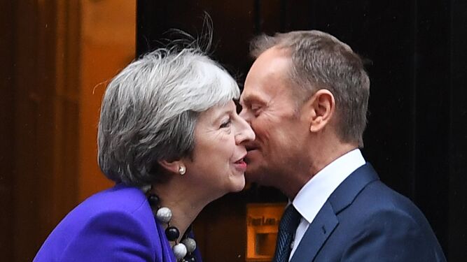 Theresa May recibe a Donald Tusk en su residencia de Downing Street.