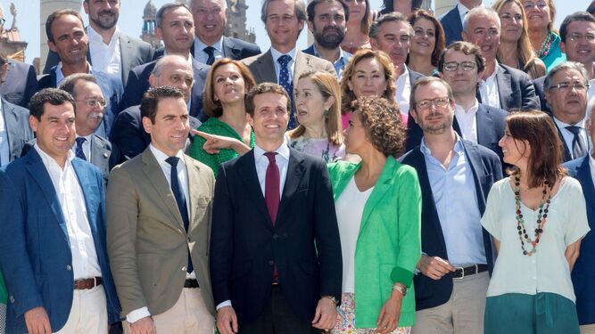 Los miembros de la nueva ejecutiva  del PP, con Pablo Casado a la cabeza.