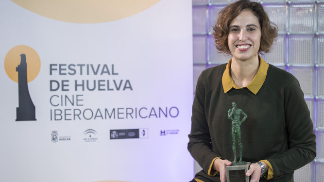 Marta Díaz de Lope posa con el premio