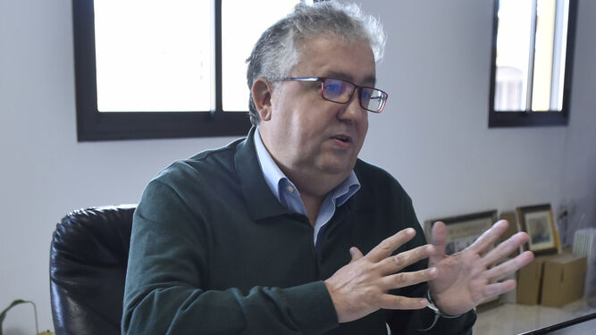El alcalde de Bormujos, Francisco Molina, durante la entrevista.
