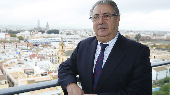 La cabeza de lista del PP en Sevilla, Juan Ignacio Zoido, posa desde la terraza del Hotel Sevilla Center.