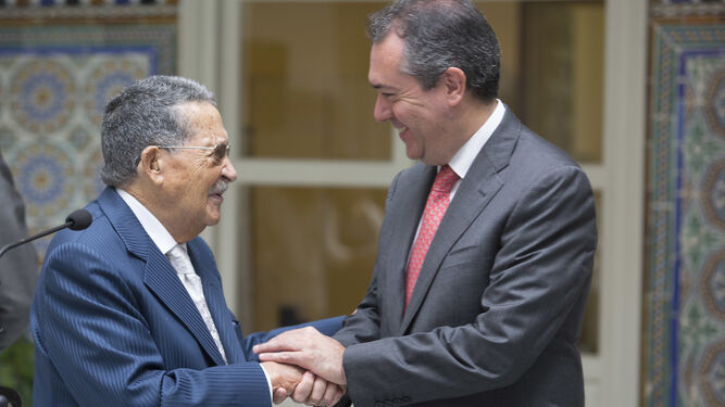 Mariano Bellver y Juan Espadas se saludan durante una visita a la Casa Fabiola en octubre de 2016.