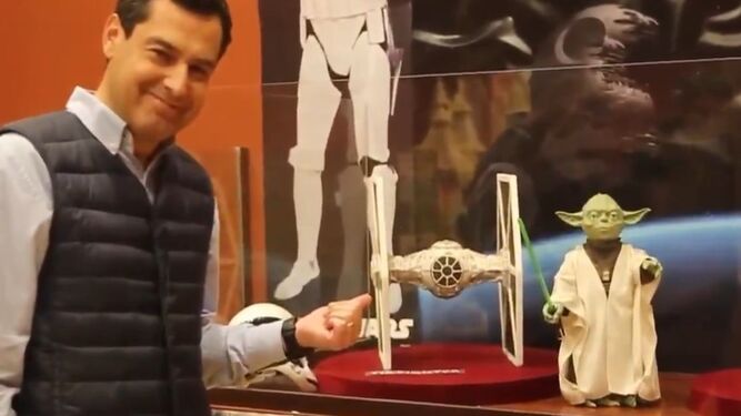 Juanma Moreno señala a una nave de ‘Star Wars’ y a una figura de Yoda en el Museo del Azúcar de Rute.