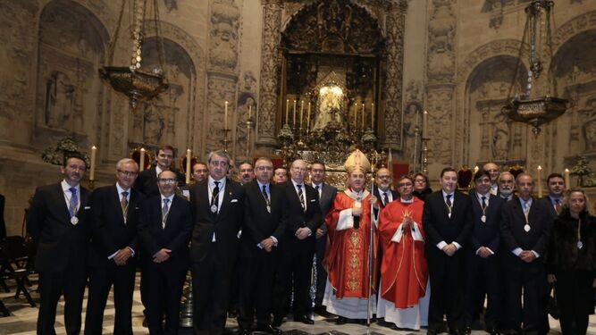 La nueva junta superior del Consejo posa con el arzobispo tras la eucaristía.