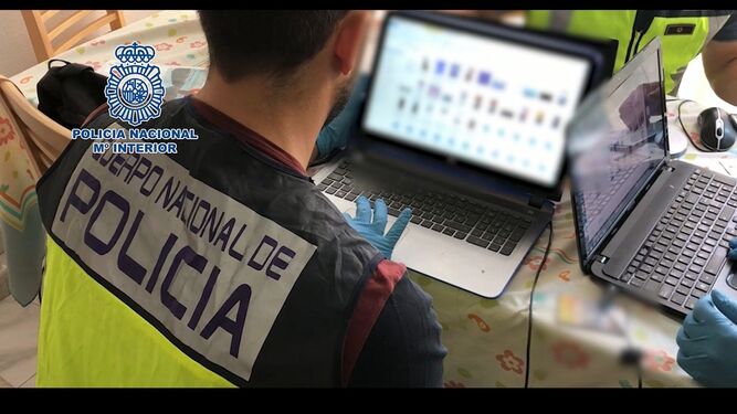 Un agente de la policía revisa archivos de tipo pedófilo en un ordenador.