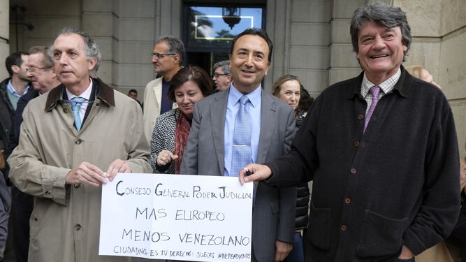 Los jueces Francisco Gutiérrez, Juan Antonio Calle Peña, y Juan Romeo, el pasado lunes durante la jornada de huelga de jueces y fiscales.
