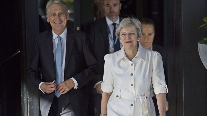 La primera ministra británica, Theresa  May , y su ministro de Economía, Philip Hammond.