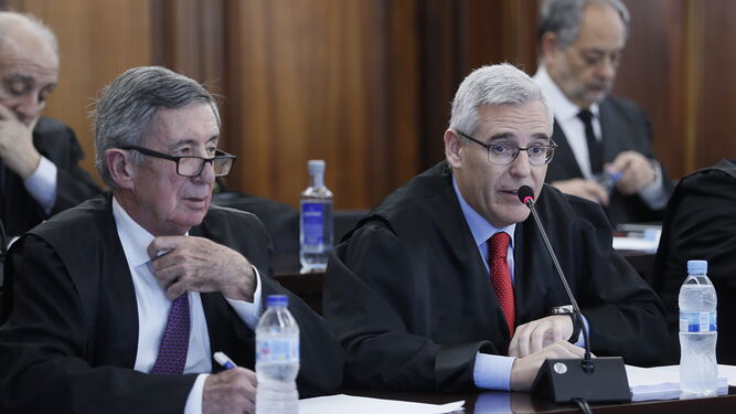 Los abogados Pedro Apalategui y José Manuel García-Quílez, hoy en el juicio de los ERE.