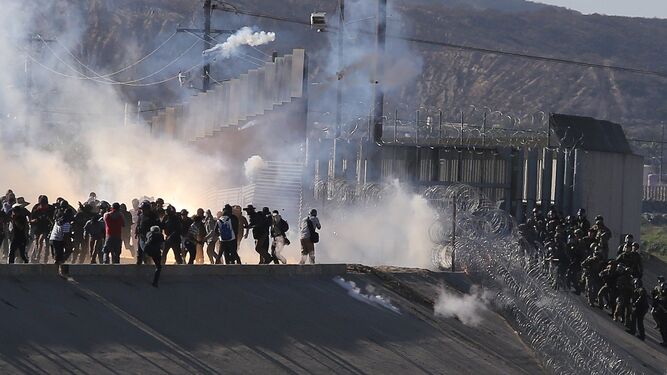 La Policía de EEUU utiliza gases lacrimógenos para impedir que varias decenas de inmigrantes crucen el paso de El Chaparral, en Tijuana.