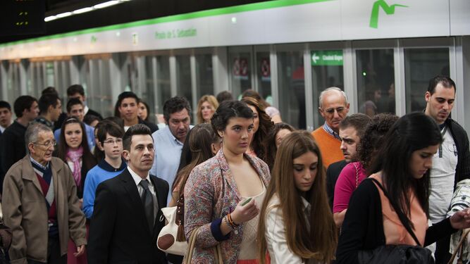 Usuarios  del Metro  saliendo de la estación Puerta de Jerez.