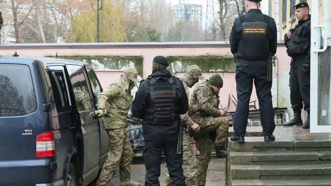 Varios oficiales de la Armada ucraniana llegan escoltados a un tribunal en Simferopol, en Crimea.