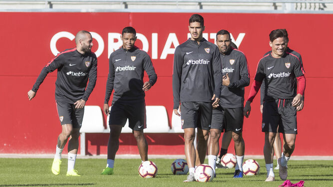 Aleix Vidal, Muriel, Andre Silva, Mercado y Roque Mesa, en un entrenamiento.