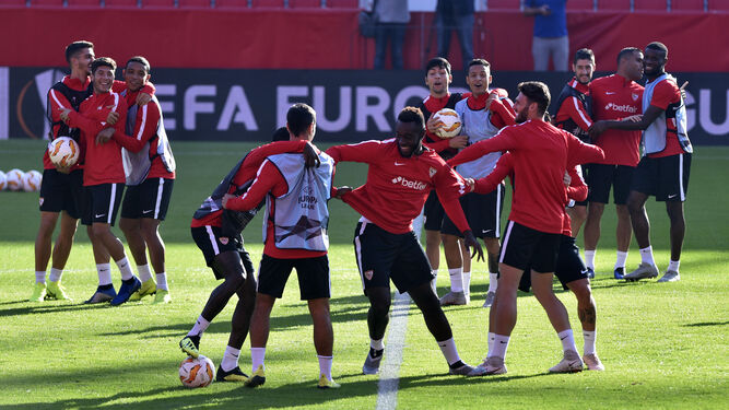 Los futbolistas del Sevilla se ejercitan con el balón de la Europa League