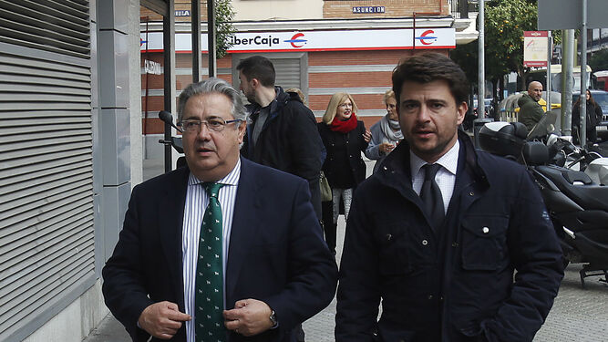Juan Ignacio Zoido y Beltrán Pérez, a su llegada ayer al restaurante de Los Remedios