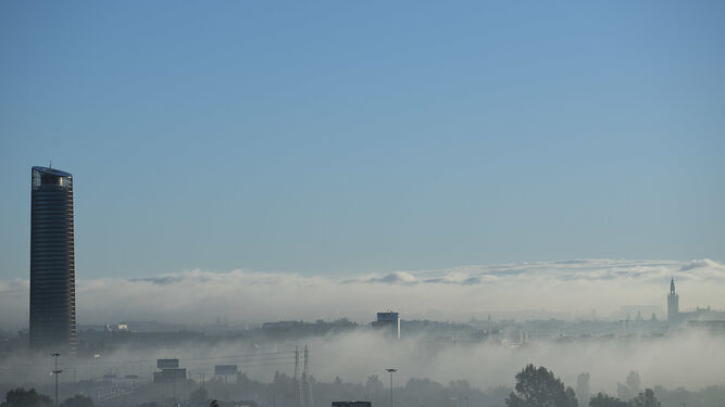 La capa de niebla sobre Sevilla.