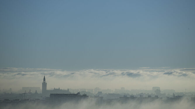 La niebla cubre Sevilla