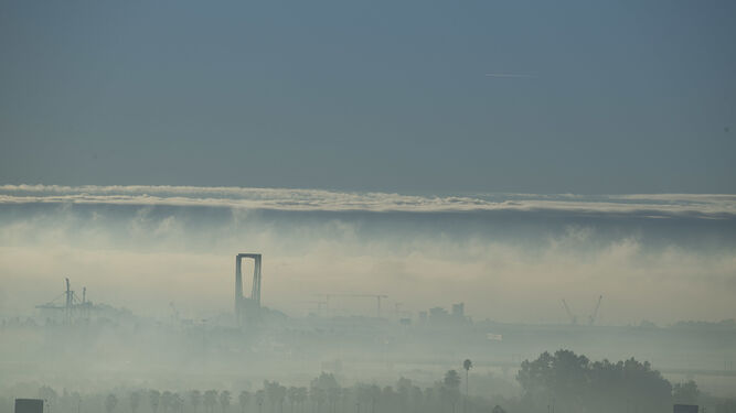 La niebla cubre Sevilla