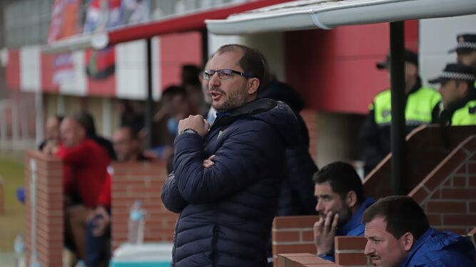 El técnico bético, José Juan Romero, durante el partido de la última jornada ante el Algeciras.