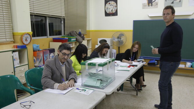 Votación en uno de los colegios electorales del municipio de El Ejido