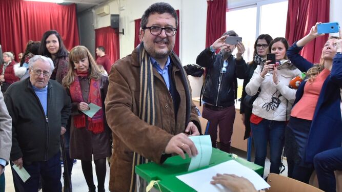 Francisco Serrano vota en su colegio electoral
