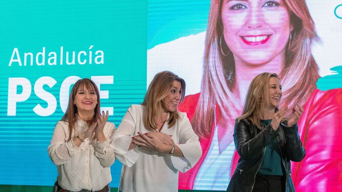 Susana Díaz, flanqueada por la secretaria provincial del PSOE, Verónica Pérez, y la alcaldesa de Alcalá de Guadaíra, Ana Isabel Jiménez, en un acto de campaña en ese municipio.