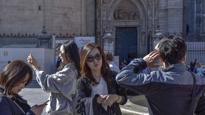 Turistas orientales en el entorno de la Catedral, en la Plaza de la Virgen de los Reyes.