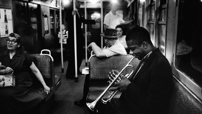 El gran trompetista Donald Byrd, retratado por William Claxton en el metro de Nueva York en 1959.
