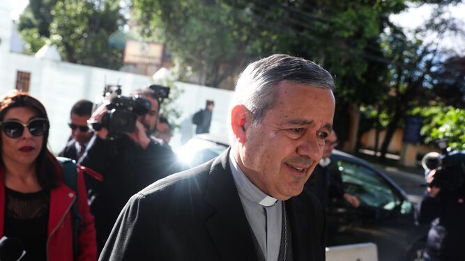 El ex obispo chileno Juan Barros llega a la Fiscalía regional en Rancagua para declarar por la presunta comisión del delito de encubrimiento de abusos.