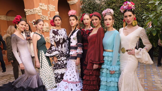 Las modelos de la presentación de SIMOF con trajes de flamenca de algunos de los diseñadores participantes en esta edición.