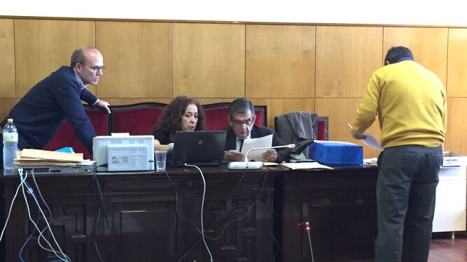 El magistrado Ángel Márquez (en el centro) preside el recuento de votos