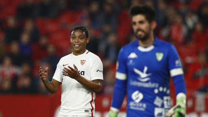 Muriel sonríe tras una jugada de ataque ante Isma Gil, portero del Villanovense.