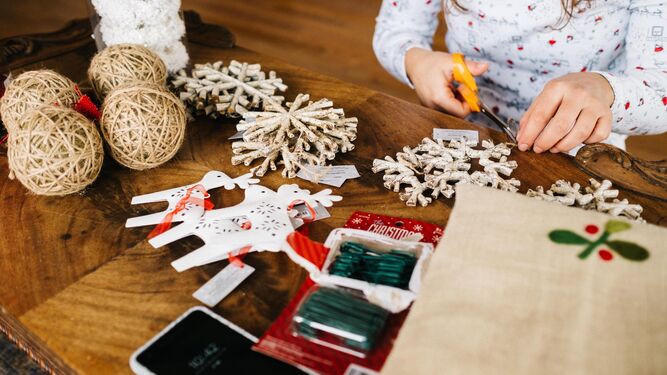 La decoración navideña hecha a mano reúne a todos los miembros de la familia.