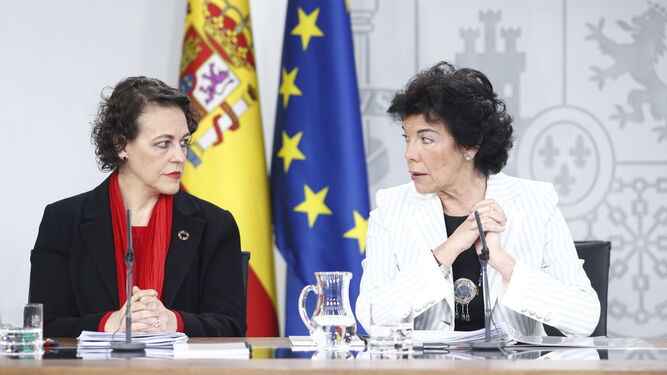 Las ministras Magdalena Valerio e Isabel Celaá en la rueda de prensa posterior al Consejo de Ministros.