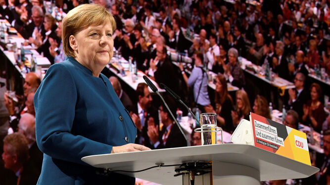 Angela Merkel pronuncia su discurso al inicio del congreso federal de la Unión Cristianodemócrata (CDU).