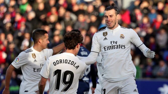 Bale celebra el gol con sus compañeros.