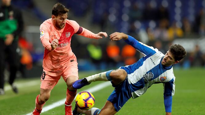 Messi trata de marcharse del lateral espanyolista Dídac.