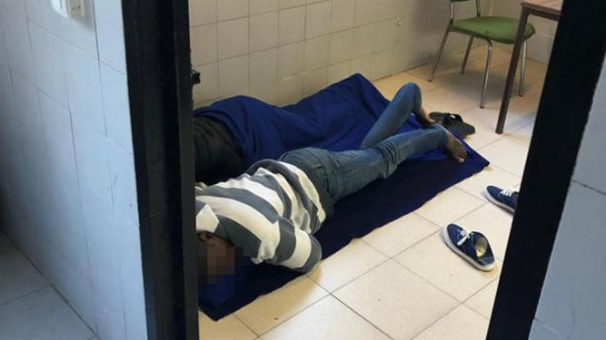 Dos menores durmiendo en el cuartel de Blas Infante.