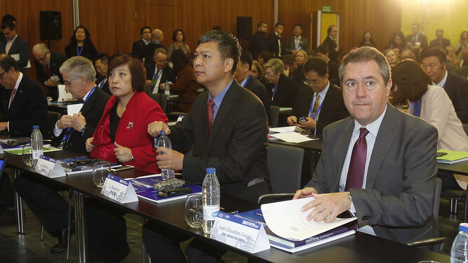 Espadas junto a la delegación china desplazada para la conferencia de la WTCF.