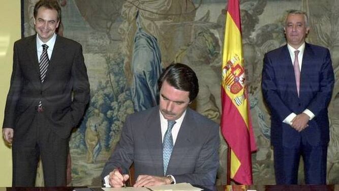 Aznar firma el Pacto Antiterrorista con Zapatero y Arenas al fondo.