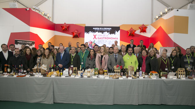 Foto de familia de las empresas participantes en la Feria de Gastronomía de Sevilla, en el patio de la Diputación.