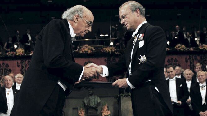 José Saramago recoge en 1998 el Nobel de Literatura de manos del rey de Suecia.
