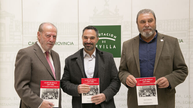 El presidente de la Diputación con Juan Bautista Ginés, secterario general de UGT Sevilla, en la presentación del libro.