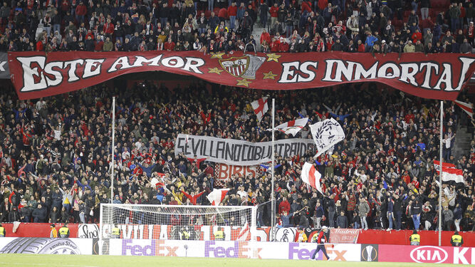 "Esta amor es inmortal" y "Sevilla no cobija traidores", lemas exhibidos en Gol Norte.