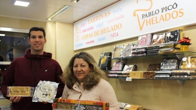 Gonzalo Picó y Mª Teresa Gómez, en la heladería Jijona