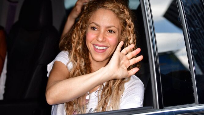 Shakira, saluda desde un coche tras un concierto.