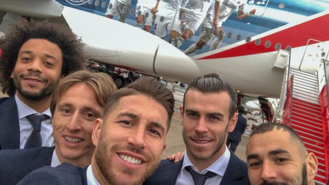 Marcelo, Modric, Ramos, Bale y Benzema antes de subir al avión