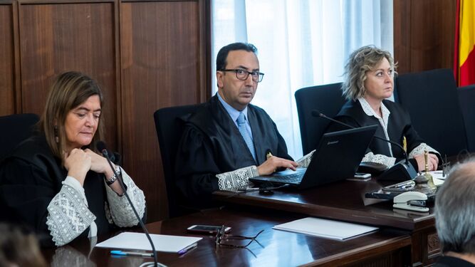 Los magistrados Pilar Llorente, Juan Antonio Calle Peña y Encarnación Gómez, en la última sesión del juicio de los ERE.