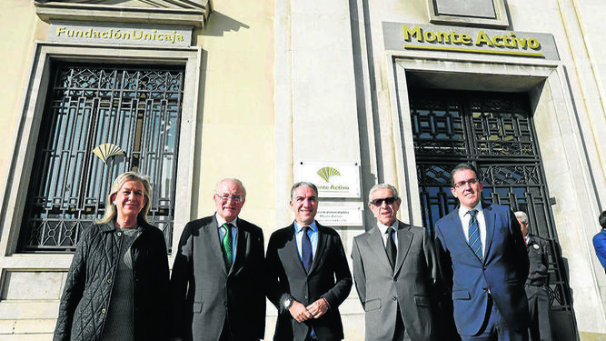 Francisca Caracuel,  Manuel Azuaga, Elías Bendodo, Braulio Medel, y Sergio Corral, ayer en Málaga.