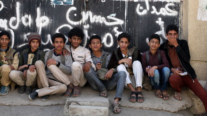 Un grupo de estudianets yemeníes a las puertas de su colegio en Saná.