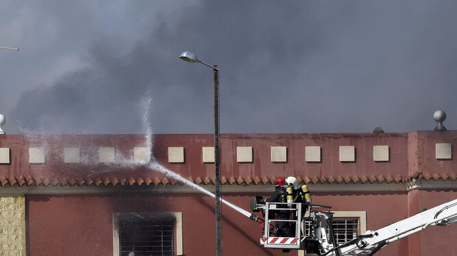 Bomberos de Alcalá interviniendo en un incendio. la Oferta de Empleo incluye tres plazas de estos funcionarios.